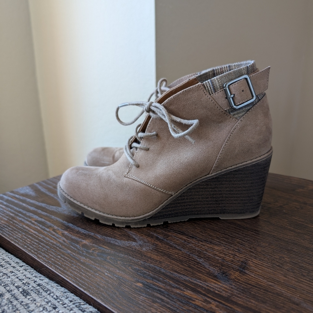 R2 Wendy Tan Taupe Wedge Lace-Up Ankle Boots Booties